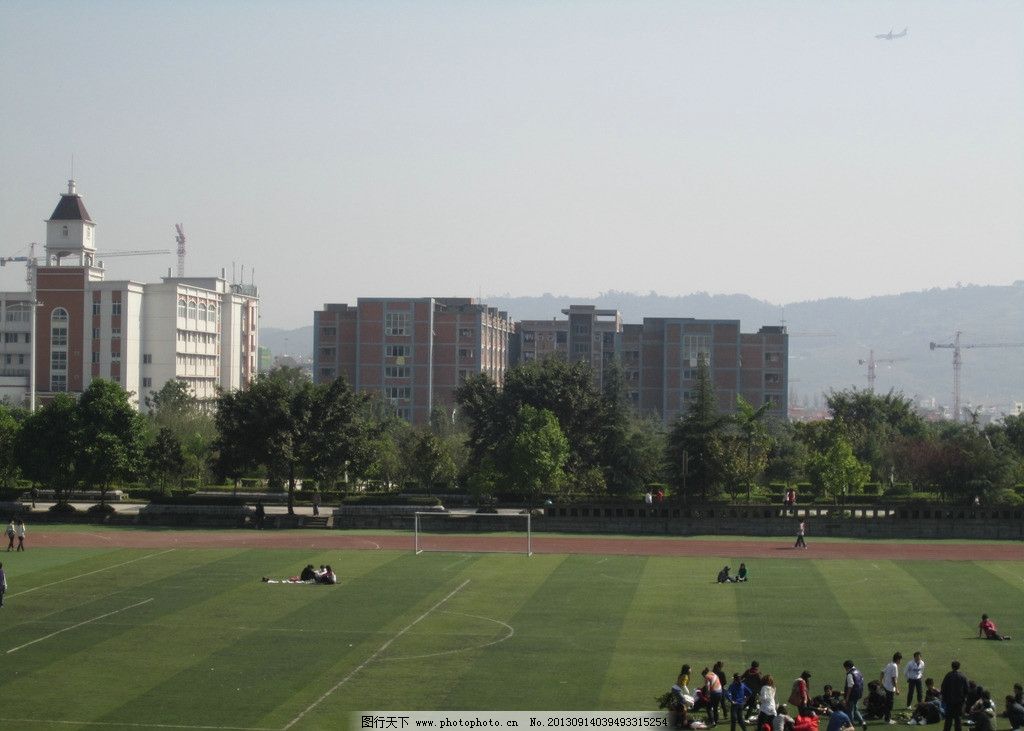 重庆南方翻译学院 川外南方翻译学院 操场 大学操场 校园操场 学生